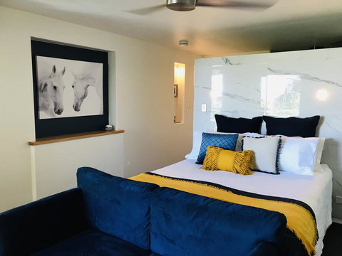 Waves And White Horses Seaview Retreat (adults Only) - Accommodation Rockhampton 2