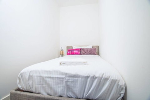 Wentworth Point 2Beds1Study2Bath Brand New APT - Accommodation Rockhampton 3