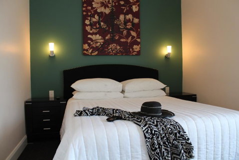 Whale Inn & Restaurant - Accommodation Rockhampton 0