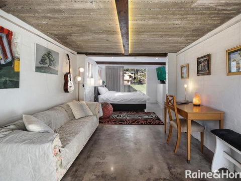 White Beach Studio - 42a Ash Street - Accommodation Rockhampton 0