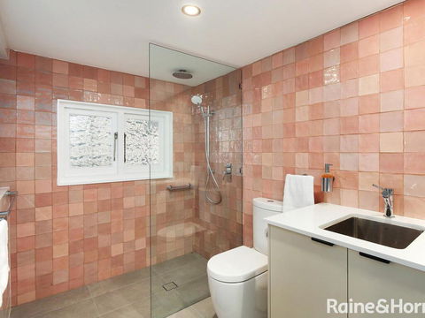 White Beach Studio - 42a Ash Street - Accommodation Rockhampton 2