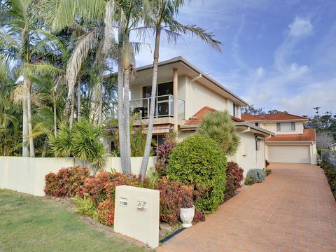 White Horses, 7A Achilles Street - Accommodation Rockhampton 0