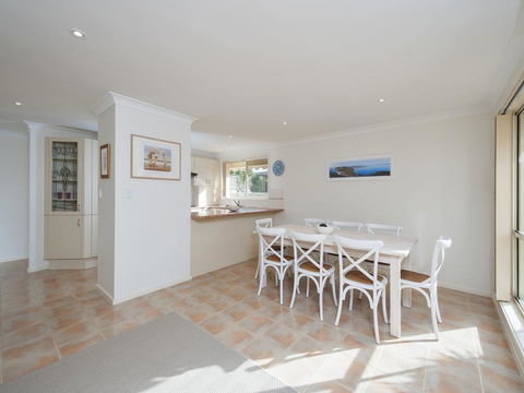 White Horses, 7A Achilles Street - Accommodation Rockhampton 2