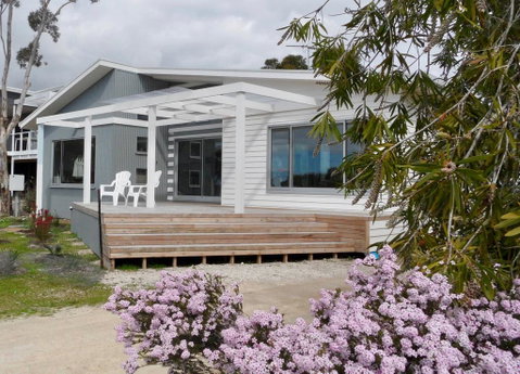 WHITE SHELLS HOLIDAY RENTAL - Accommodation Rockhampton 0