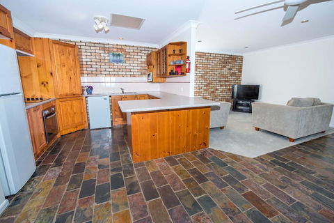 Whitesands Road, Unit 2/12 - Accommodation Rockhampton 3