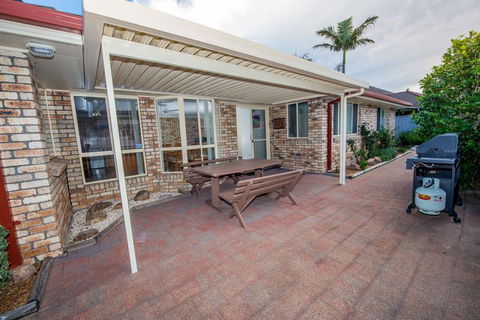 Whitesands Road, Unit 2/12 - Accommodation Rockhampton 2