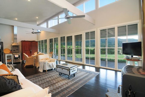 Willabrook Retreat - Mojo Cottage - Romantic Escape! - Accommodation Rockhampton 2