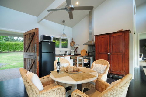 Willabrook Retreat - Mojo Cottage - Romantic Escape! - Accommodation Rockhampton 3