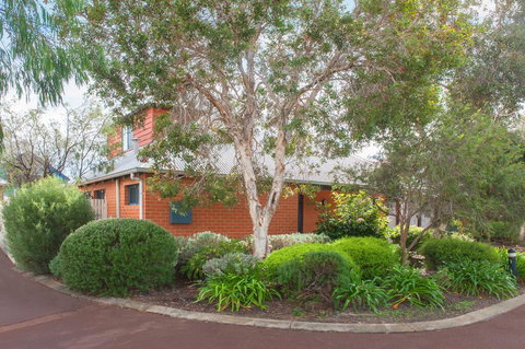 Wills - Accommodation Rockhampton 0