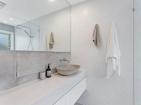 Wirragulla, 10 Marty Avenue - Stylish Modern House With Ducted Air Con & WIFI - Accommodation Rockhampton 1