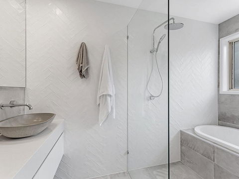 Wirragulla, 10 Marty Avenue - Stylish Modern House With Ducted Air Con & WIFI - Accommodation Rockhampton 0