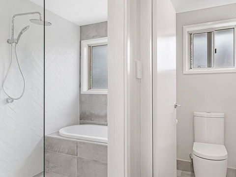 Wirragulla, 10 Marty Avenue - Stylish Modern House With Ducted Air Con & WIFI - Accommodation Rockhampton 2