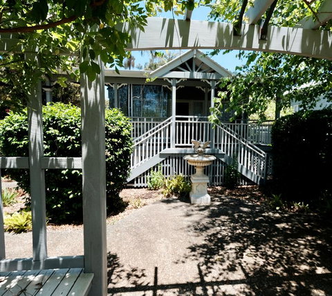 Wisteria Cottage 95 Main Western Road - Accommodation Rockhampton 1