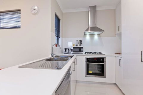 Woodlands - Home With A View - Accommodation Rockhampton 3