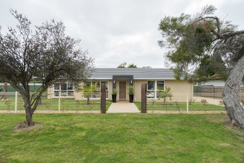 Xanadu Shores - Accommodation Rockhampton 0