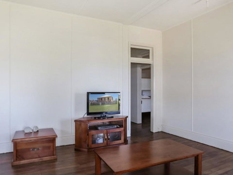 Yamba Pilot Cottage 1 - Pets Welcome - Close To Beach - Accommodation Rockhampton 1