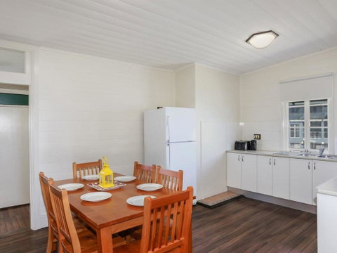 Yamba Pilot Cottage 2 - Pets Welcome - Close To Beach - Accommodation Rockhampton 2