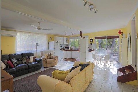 Yellow Cottage - Bush And Beach - Accommodation Rockhampton 1