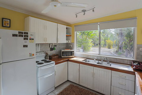 Yellow Cottage - Bush And Beach - Accommodation Rockhampton 3