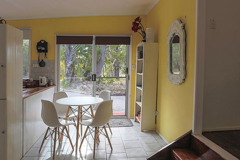 Yellow Cottage - Bush And Beach - Accommodation Rockhampton 2