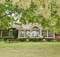 York Cottage - grand gate house and enchanting gardens - Accommodation Rockhampton