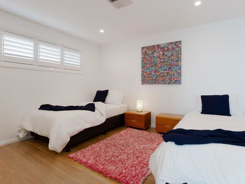 Maison De La Mer 30 Mulubinda Parade - Luxurious, Linen, Aircon And Panoramic Views - Accommodation Rockhampton 1