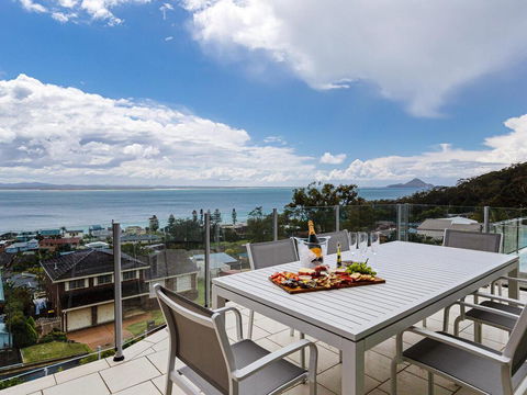 Maison De La Mer 30 Mulubinda Parade - Luxurious, Linen, Aircon And Panoramic Views - Accommodation Rockhampton 0