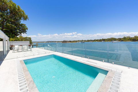 Affordable Riverfront, Pool, Private Pontoon - Accommodation Rockhampton 0