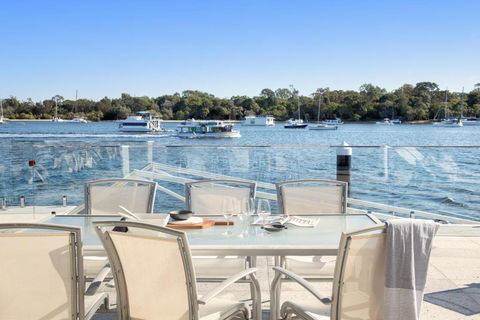 Affordable Riverfront, Pool, Private Pontoon - Accommodation Rockhampton 2