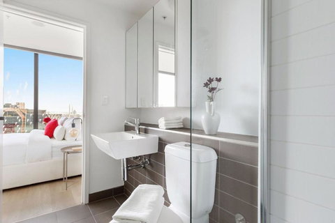 A 2BR Apt With Harbour Views And FREE Parking - Accommodation Rockhampton 2