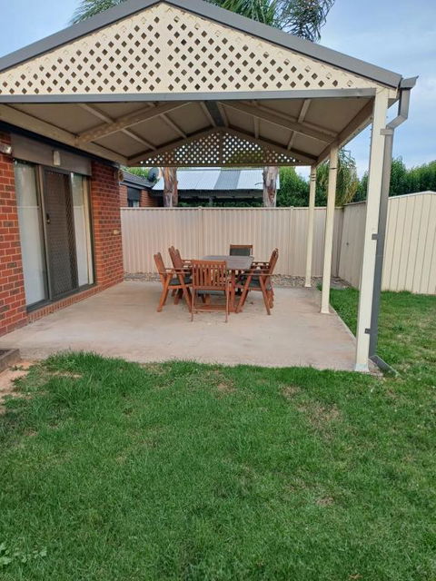 A Beautiful And Spacious Home - Accommodation Rockhampton 2