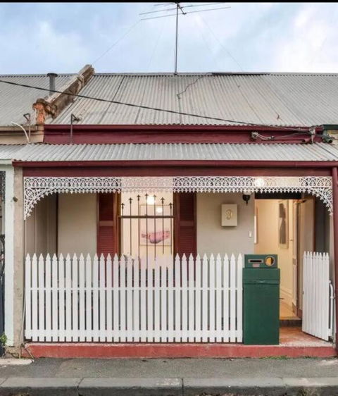 A Beautiful Terrace House With Parking & Courtyard - Accommodation Rockhampton 0