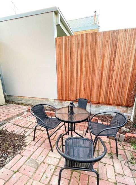 A Beautiful Terrace House With Parking & Courtyard - Accommodation Rockhampton 3