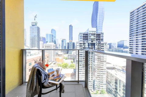 A Chic 2BR Apt City Views Near Southern Cross - Accommodation Rockhampton 0