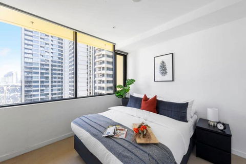 A Chic 2BR Apt City Views Near Southern Cross - Accommodation Rockhampton 3