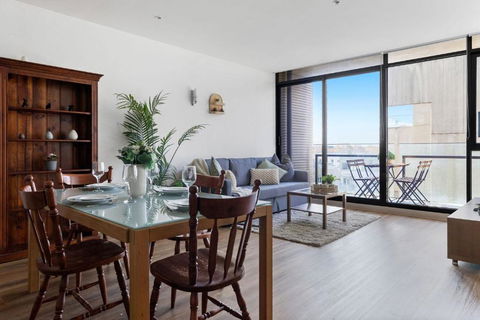 A Chic 2BR Apt Near Melbourne Uni FREE Parking - Accommodation Rockhampton 0