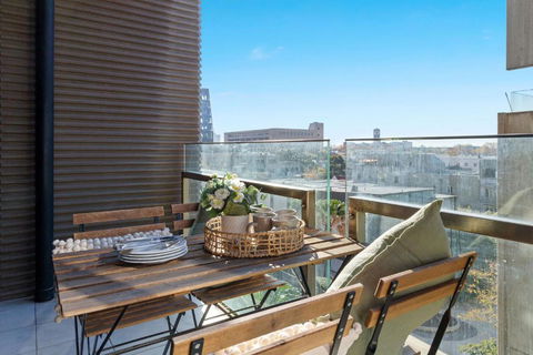 A Chic 2BR Apt Near Melbourne Uni FREE Parking - Accommodation Rockhampton 4
