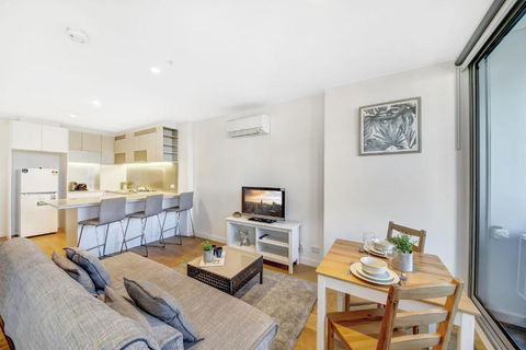 A Chic 2BR Apt Near Southern Cross City Views - Accommodation Rockhampton 0