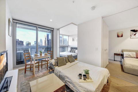 A Chic 2BR Apt Near Southern Cross City Views - Accommodation Rockhampton 3