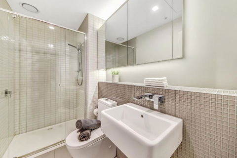 A Chic 2BR Apt Near Southern Cross City Views - Accommodation Rockhampton 4