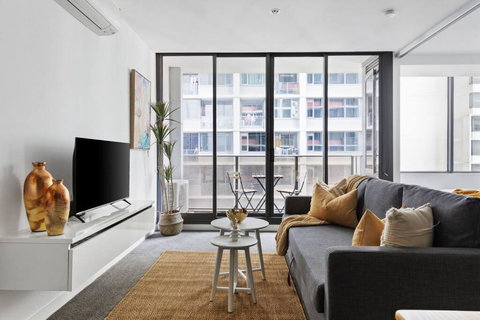 A Chic 2BR Apt Near Southern Cross, With Secure Parking - Accommodation Rockhampton 0