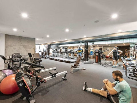 A Chic 2BR Apt Near Southern Cross, With Secure Parking - Accommodation Rockhampton 3