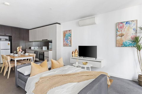 A Chic 2BR Apt Near Southern Cross, With Secure Parking - Accommodation Rockhampton 4