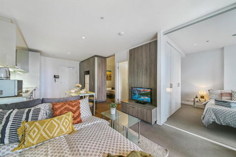 A Chic 2BR Home Near Southern Cross City Views - Accommodation Rockhampton 2