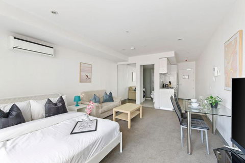 A Chic Studio Only A 4-min Walk To Victoria Market - Accommodation Rockhampton 1