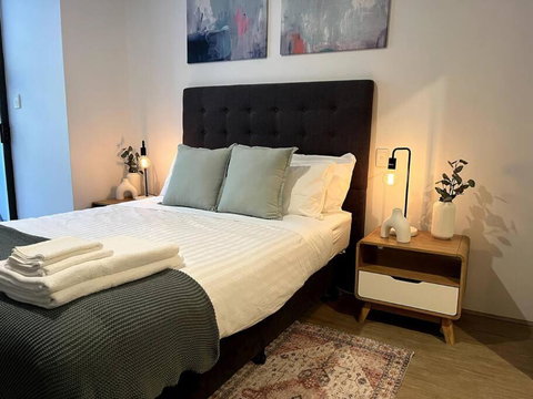 A City Oasis - Full Apartment With Balcony - Accommodation Rockhampton 4