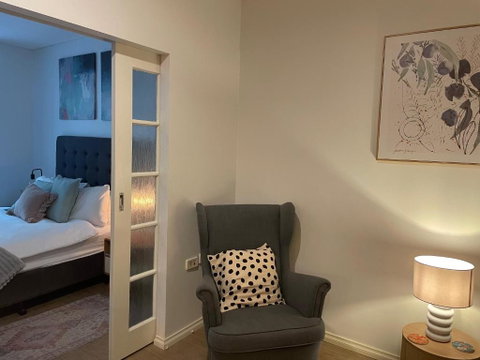 A City Oasis - Full Apartment With Balcony - Accommodation Rockhampton 2