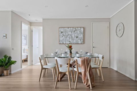 A Cozy 2BR Apt Near Crown Sleeps 6 FREE Parking - Accommodation Rockhampton 1
