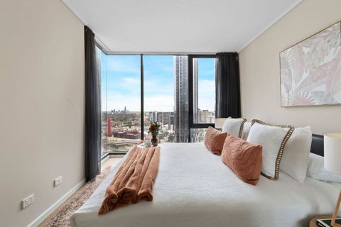 A Cozy 2BR Apt Near Crown Sleeps 6 FREE Parking - Accommodation Rockhampton 0