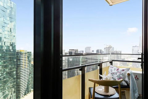 A Cozy 2BR Apt Near Crown With City Skyline Views - Accommodation Rockhampton 1